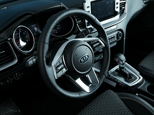 Kia Ceed SW  Black Prestige 1.6 AT 128 л.c. авт. бензин